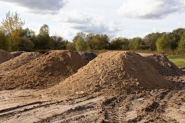 Erdhügel nach einem Erdaushub in Hanau 